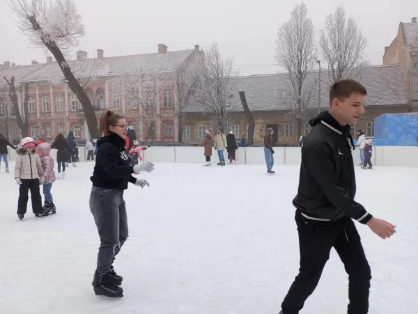 2025.01.02. - KORCSOLYÁZÁS ÉS MOZIZÁS A TÉLI SZÜNETBEN